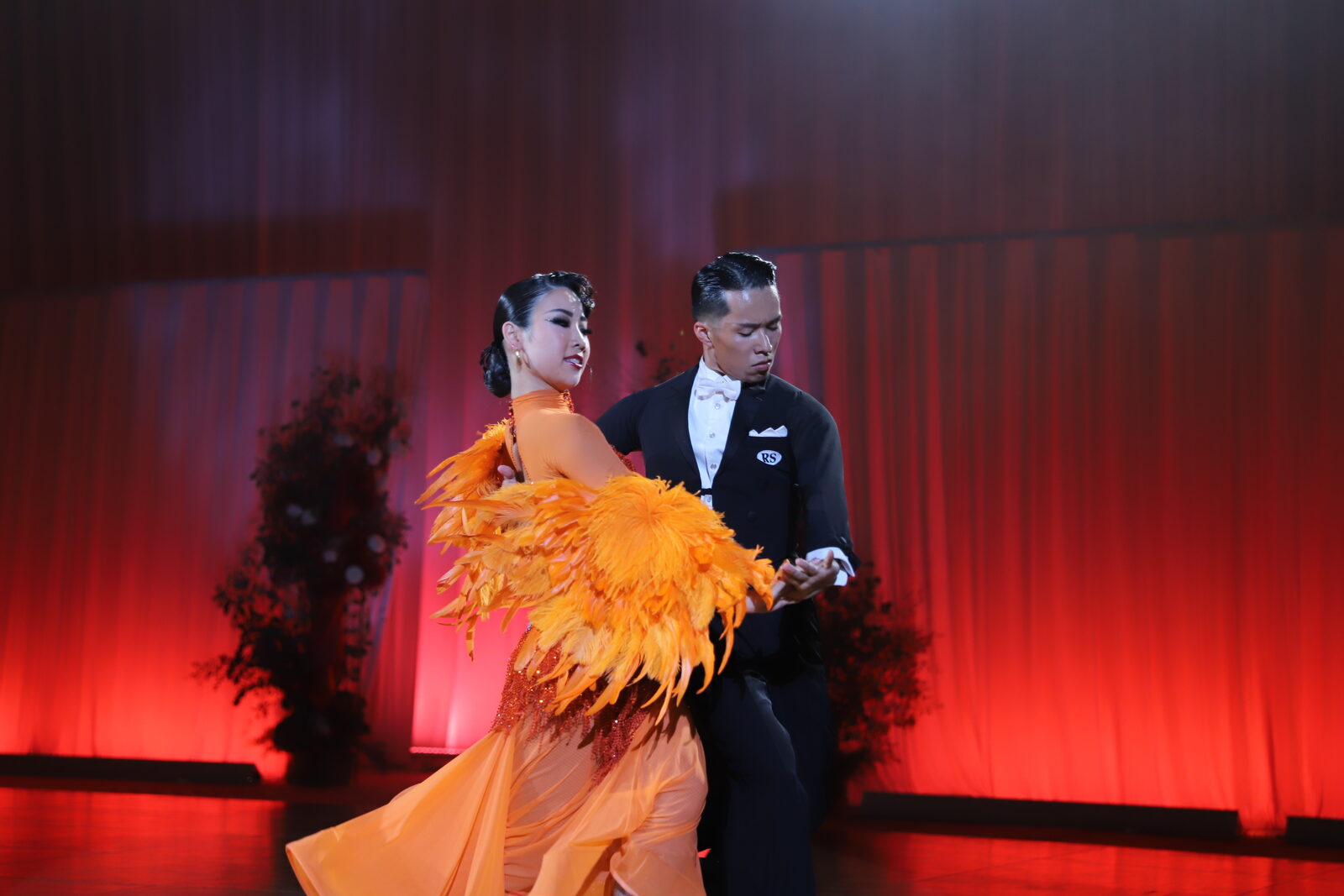 ステージで踊る講師